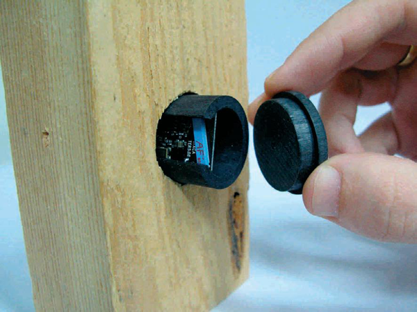 Inserción del sensor CADIX en una pieza de madera