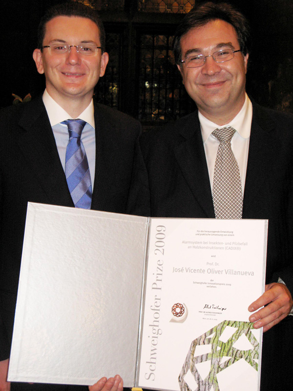 Los dos investigadores valencianos de AIDIMA con el premio Schweighofer