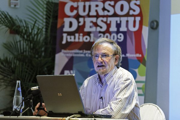 Wenceslao Rambla de la Universitat Jaume I impartiendo la conferencia "Disseny, art del segle XX? Autor foto: Antonio Pradas