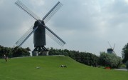 Ejemplo de energías límpias: Molinos de viento en Brujas, Bélgica. Autora foto: Esperanza Rodríguez. Fuente: http://bancoimagenes.isftic.mepsyd.es/