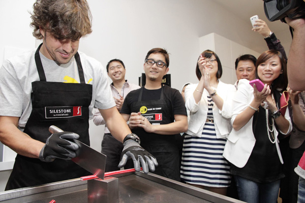 Fernando Alonso inaugura en Singapur la II Convención de distribuidores de Cosentino en Asia