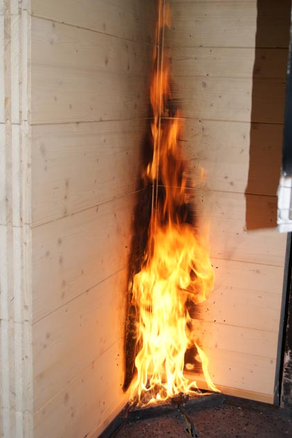 Investigación del comportamiento estructural y medioambiental frente al fuego mediante ensayos y simulación numérica de elementos constructivos basados en madera con funcionalidad en el hábitat