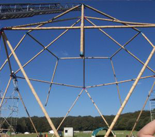 Estructura tridimensional de bambú para una construcción temporal.