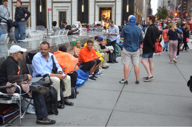 Gente acampada en Nueva York esperando la apertura de la tienda de Apple para adquirir el iPhone 5.  Fotografía: Steve Rhodes. Fuente: Observatorio de Tendencias del Hábitat.