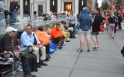 Gente acampada en Nueva York esperando la apertura de la tienda de Apple para adquirir el iPhone 5. Fotografía: Steve Rhodes. Fuente: Observatorio de Tendencias del Hábitat.