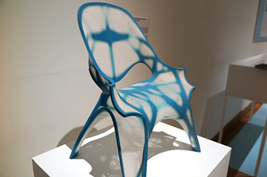 La silla de Zaha Hadid, en la exposición Making a difference / a difference in making del Centro de Bellas Artes Bozar, es un ejemplo de material textura y formas inusuales que solo se pueden conseguir con la impresión 3D, (Blog.stratasys.com)