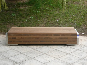 Ejemplo de producto innovador desarrollado por AIDIMA: Banco exterior realizado con madera con madera de corazón rojo de haya modificada mediante tratamientos térmicos