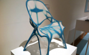 La silla de Zaha Hadid, en la exposición Making a difference / a difference in making del Centro de Bellas Artes Bozar, es un ejemplo de material textura y formas inusuales que solo se pueden conseguir con la impresión 3D, (Blog.stratasys.com)