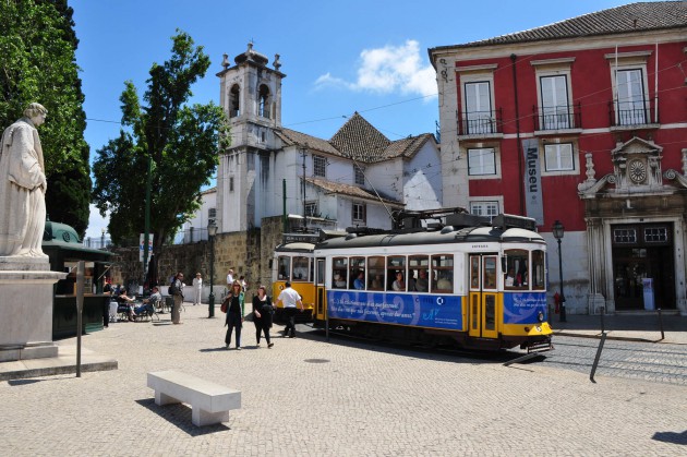 El famoso tranvía 28 que recorre el barrio de Alfama, uno de los cinco que integran el casco antiguo de Lisboa, junto a la Baixa, el Barrio Alto, Chiado y Belém.