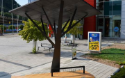Ejemplo de objeto urbano inteligente: árbol artificial con sensores de ruido ambiental y de calidad del aire; con iluminación LED nocturna; y con placas solares que generan energía para recargar por USB móviles y portátiles. Fuente: http://senergy.rs/