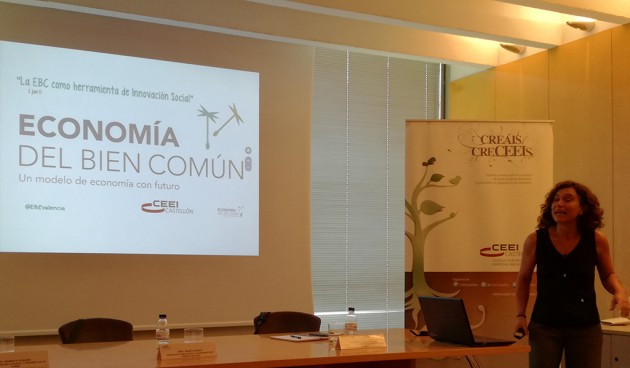 Figura. María Amigo, presidenta de EBC Valencia explica los principios y fundamentos de la Economía del Bien Común y la certificación de las memorias de sostenibilidad generadas según este modelo. AIDIMME