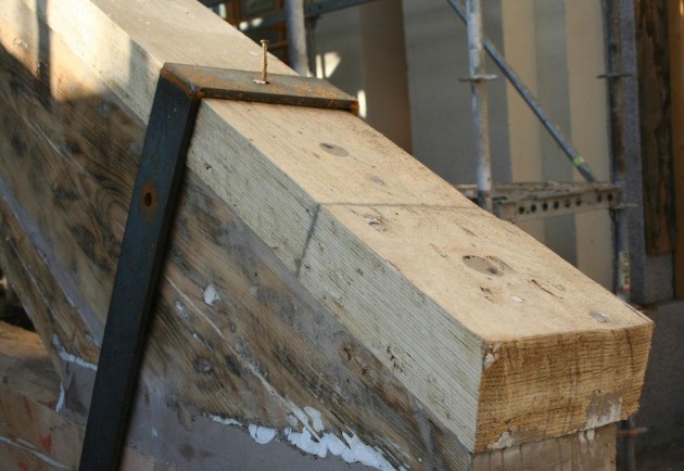 Fotografía 4. Ejemplo de producto de refuerzo (madera microlaminada) en la parte superior de una cercha  deteriorada de madera. Fuente: CIS-MADEIRA
