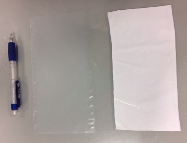 Fotografías de la membrana tipo CA143 sin lavar (izquierda) y lavada (derecha).